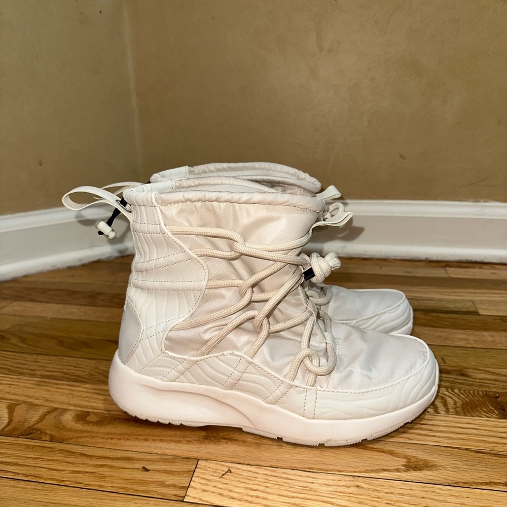 Nike Tanjun Phantom Sneaker Boots Womens US 7.5 A00355-003 Synthetic Off White